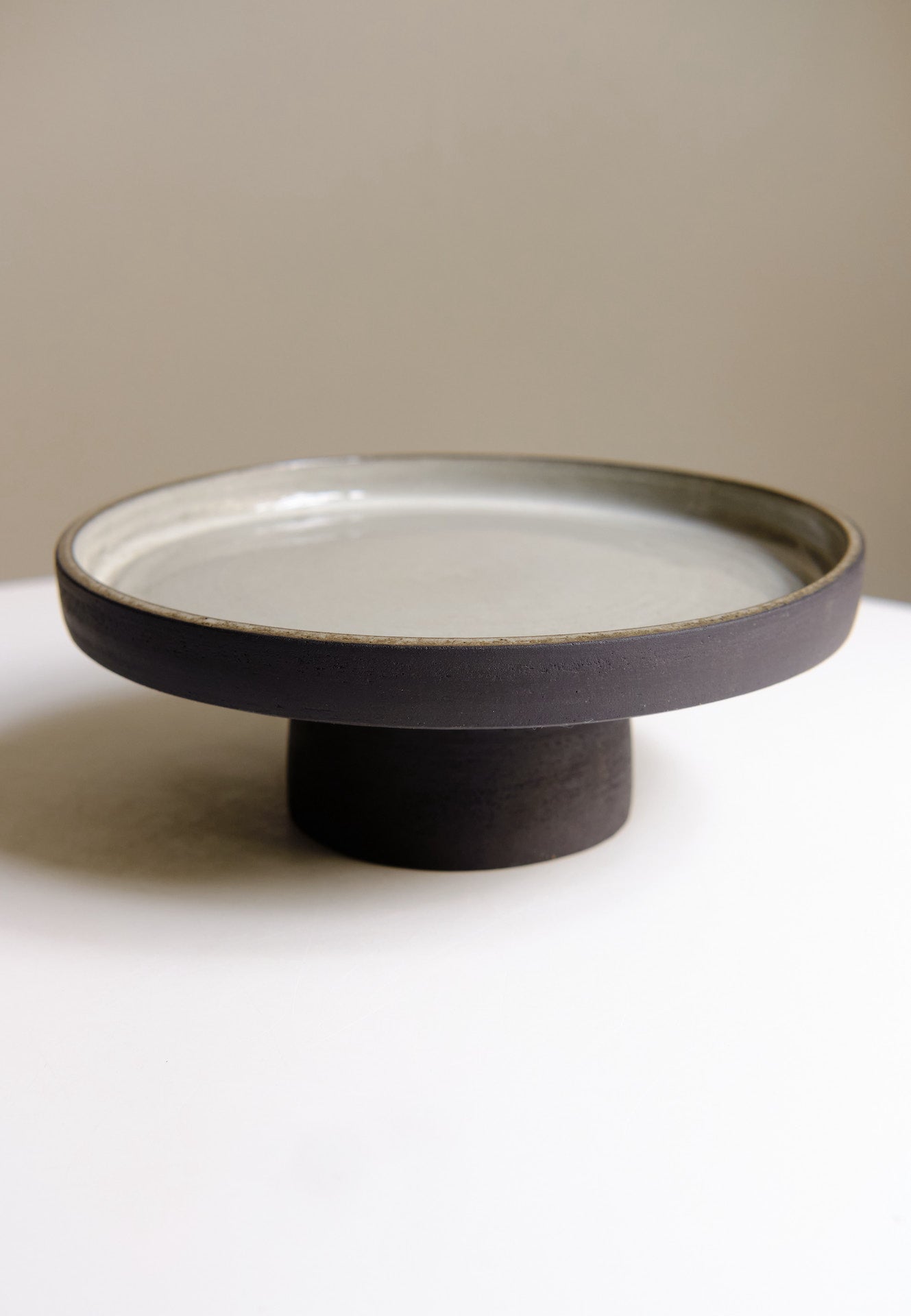 Cake stand in black